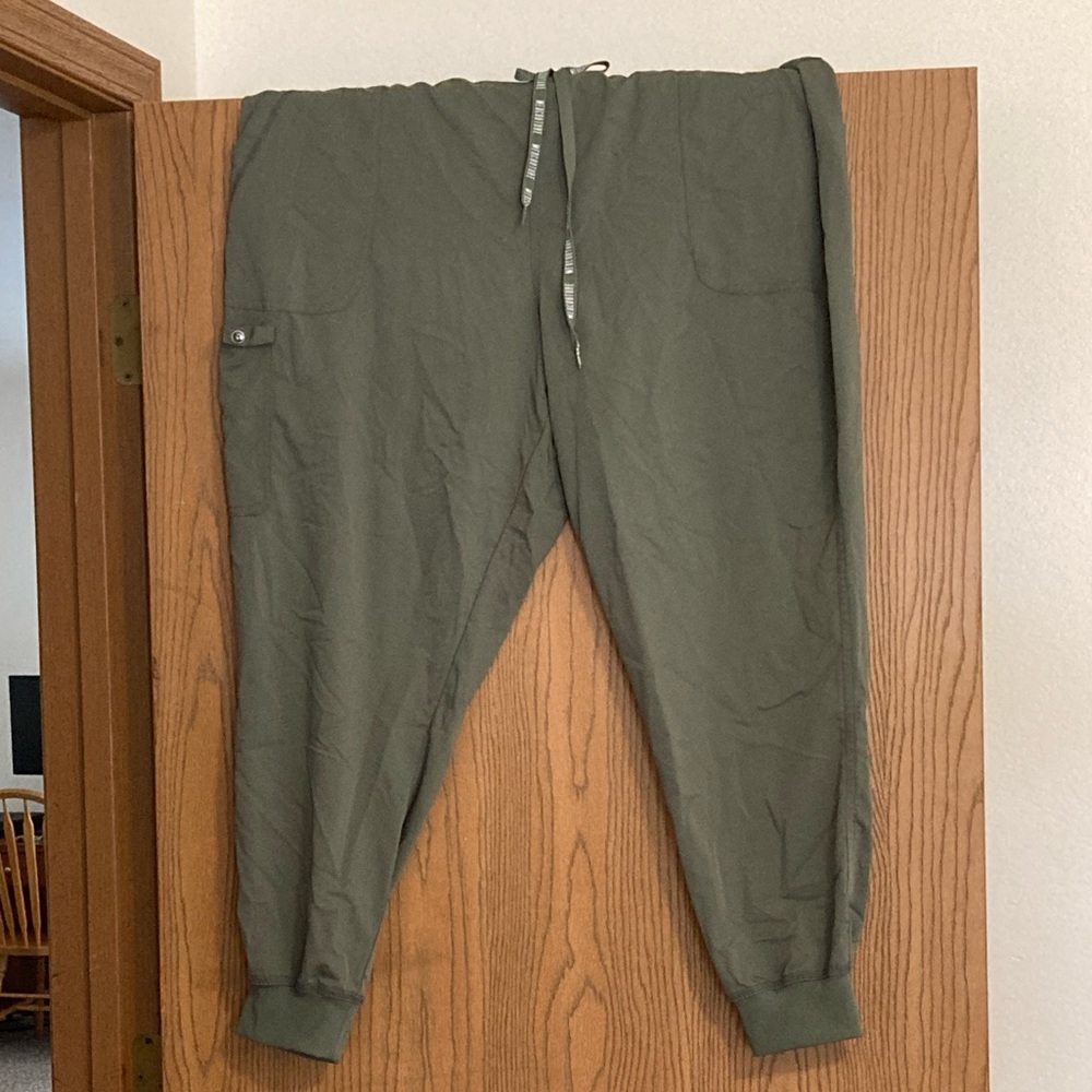 Scrub Joggers Touch Med Couture in Color Olive